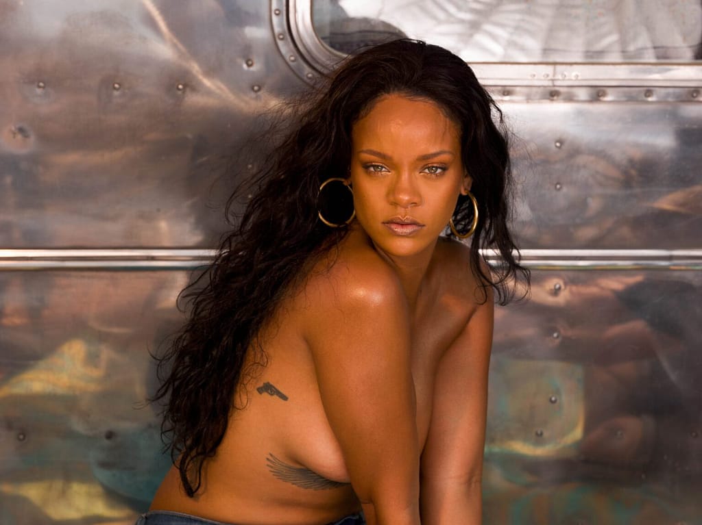 Los desnudos de Rihanna, ebano y lencería marfil Los desnudos de Rihanna, ebano y lencería marfil