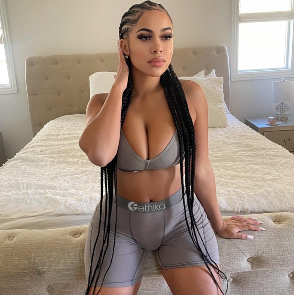 A Yasmine Lopez se le sale una teta y ya Influencers desnudas