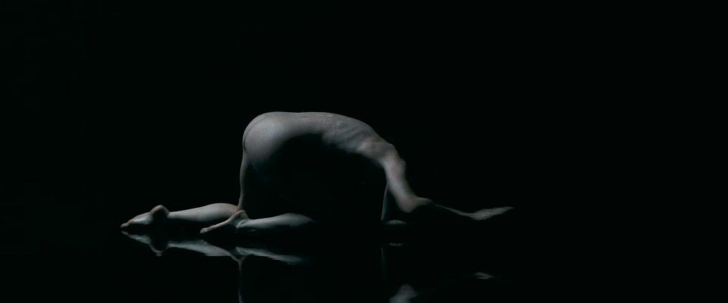 Anne-Hathaway-desnuda-en-Mother-Mary-2026-1024x427 Anne Hathaway desnuda en Mother Mary (2026): cuando el prestigio confunde solemnidad con profundidad