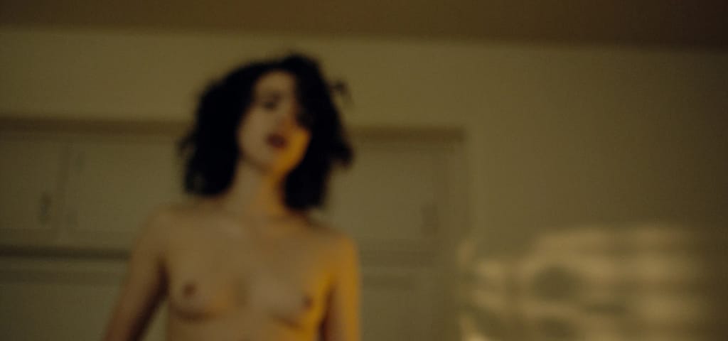 Aubrey Plaza y Margaret Qualley desnudas en "Honey Don't", su película erótica y cómica Actrices desnudas