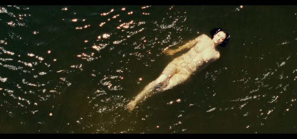 Aubrey Plaza y Margaret Qualley desnudas en "Honey Don't", su película erótica y cómica Actrices desnudas