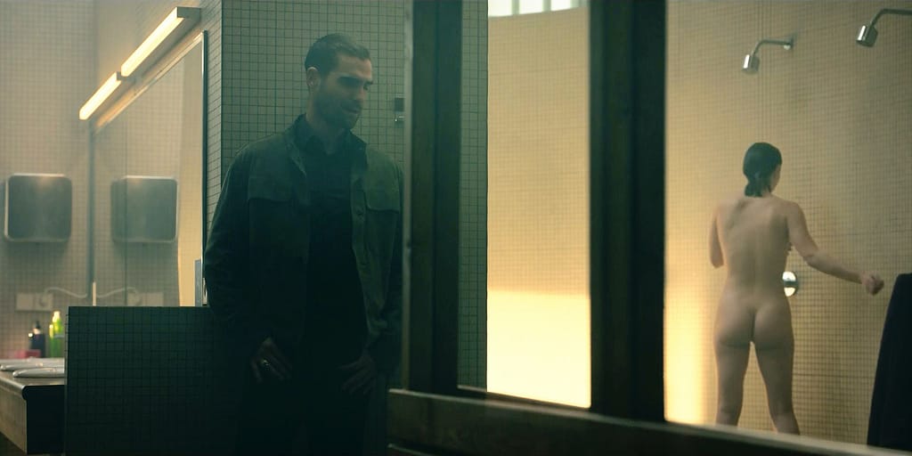 'Olympo': sudor, músculos y felaciones en horario juvenil — o cómo Netflix vuelve a destruir la educación sentimental de una generación | Desnudos en Olympo: Clara Galle, Agustín Della Calle y Nuno Gallego CULTURA Y OPINIÓN
