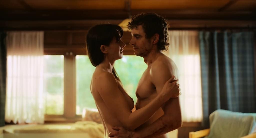 Alison Brie topless en Together (2025) Actrices desnudas 