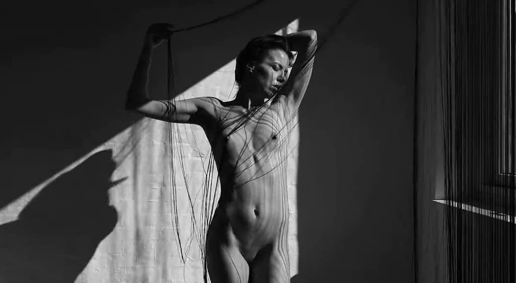 El cuerpo desnudo como sombra danzante: erotismo, luz y dignidad en Shadow tango nude model dancing in beautiful light de CommandoArt Desnudo artístico