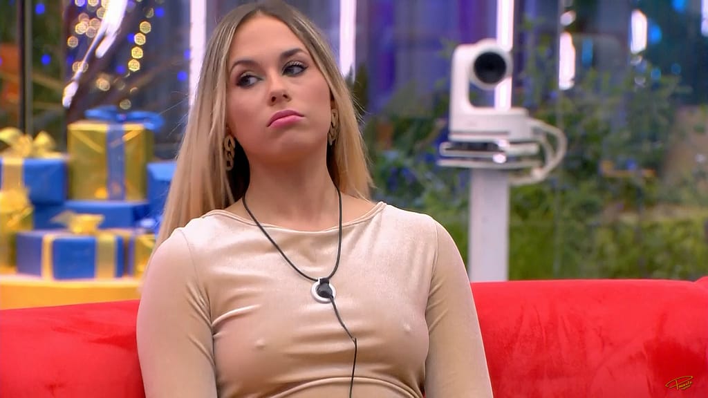 Violeta Crespo GH19 desnuda muestra un pezón y su ruta de la pasión en directo Chicas de reality desnudas Gran Hermano