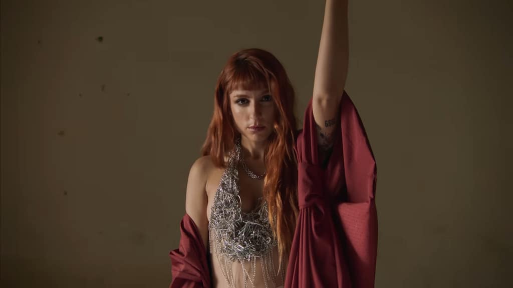 Chica Sobresalto desnuda emoción en #BenidormFest2025 Cantantes desnudas
