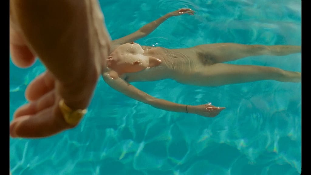 Ariane Labed: algunos desnudos épicos en Swimming Home (2024) Actrices desnudas