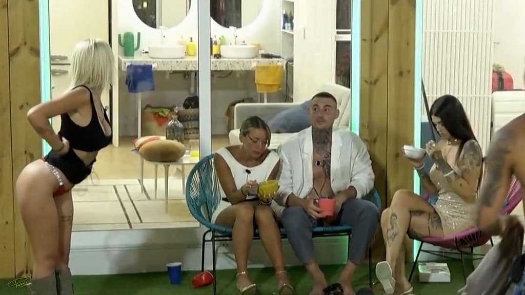 me75w5jm_o-1024x576 Desnudos y descuidos en Los vecinos de la casa de al lado temporada 2: Alba Rodríguez, Sthefany Pérez, Bayan, Mayeli, Claudia, Gabriella