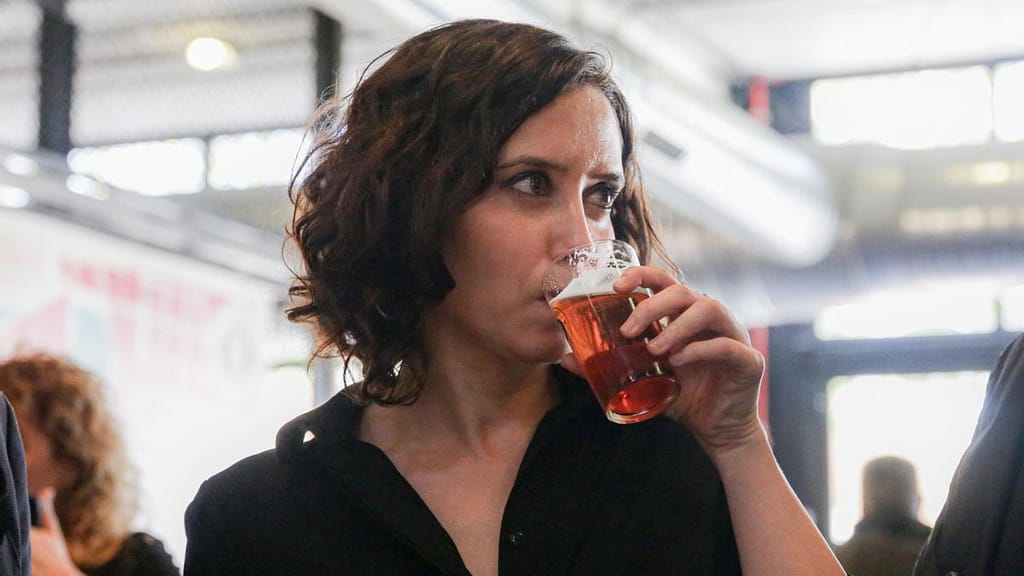 Ayuso y el alcohol se dan la mano TENDENCIA POPULAR 