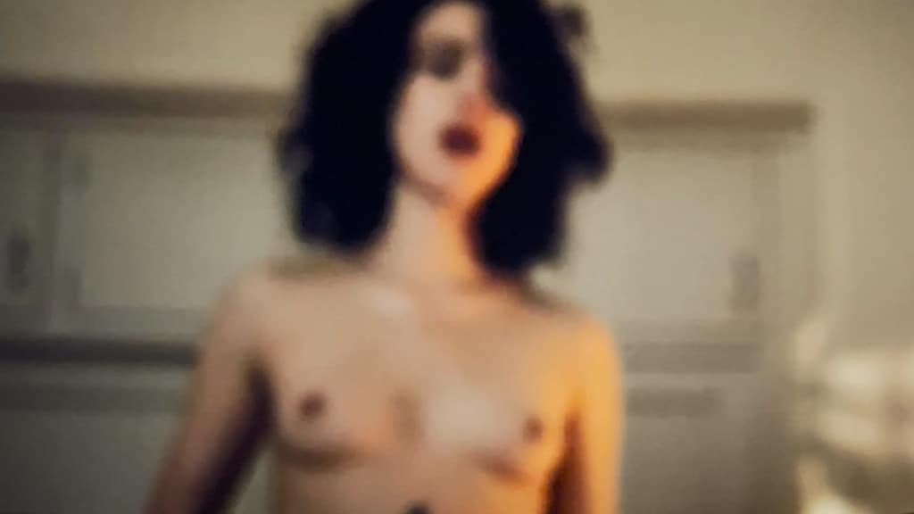 Aubrey Plaza y Margaret Qualley desnudas en "Honey Don't", su película erótica y cómica Actrices desnudas