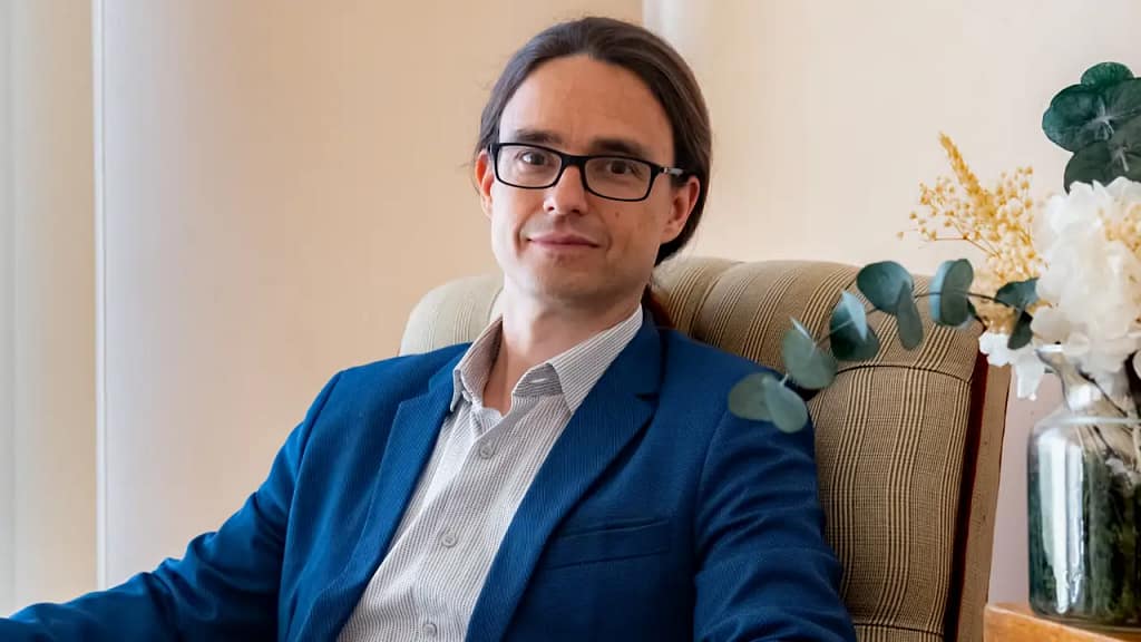 Alex Gómez y el umbral invisible: cuando la ciencia escucha lo que no puede tocar CULTURA Y OPINIÓN