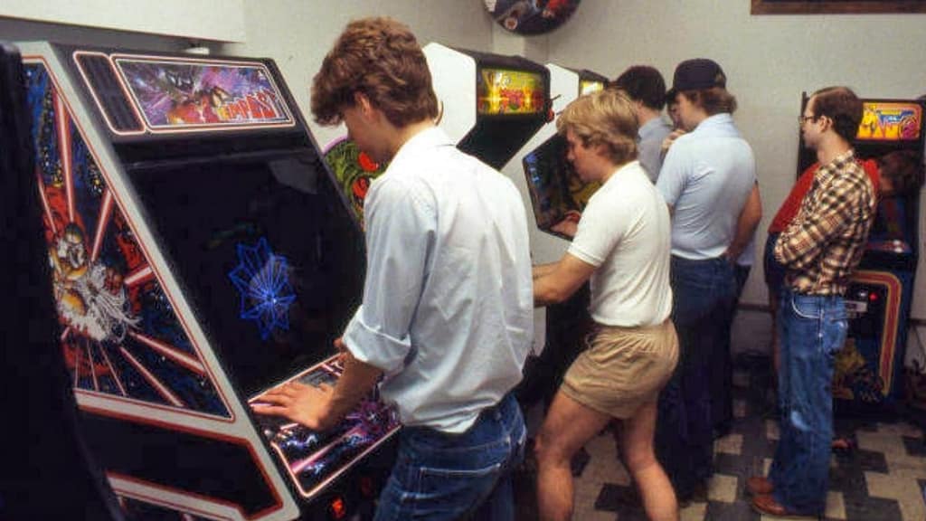 Los templos de neón: las salas recreativas como catedrales de los 80 CULTURA Y OPINIÓN