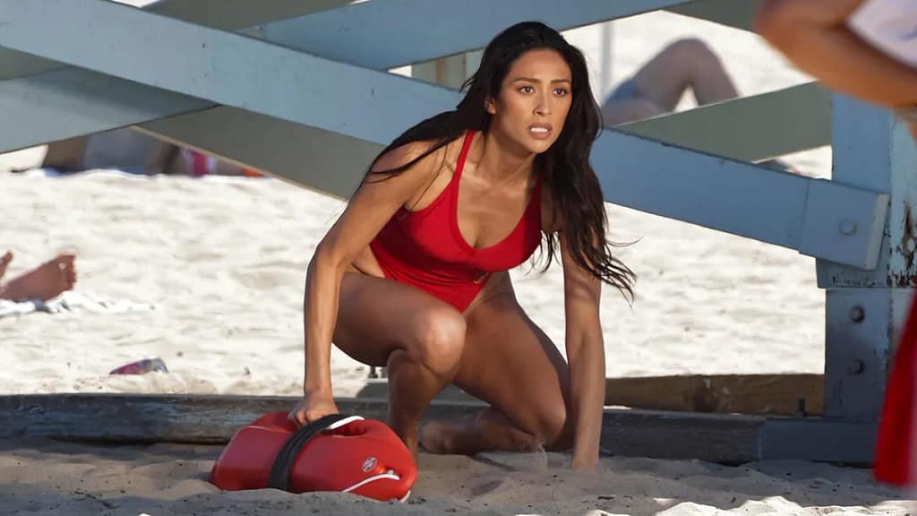 Shay Mitchell desnuda el nuevo Baywatch: del glamour digital al mito de la playa eterna Actrices desnudas