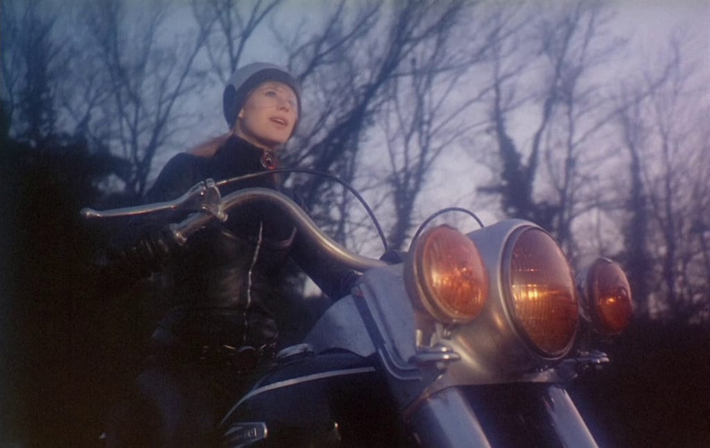 La chica de la motocicleta: un viaje de cuero, desnudo, deseo y rebelión en la autopista del alma CINE Y VIDEOJUEGOS 