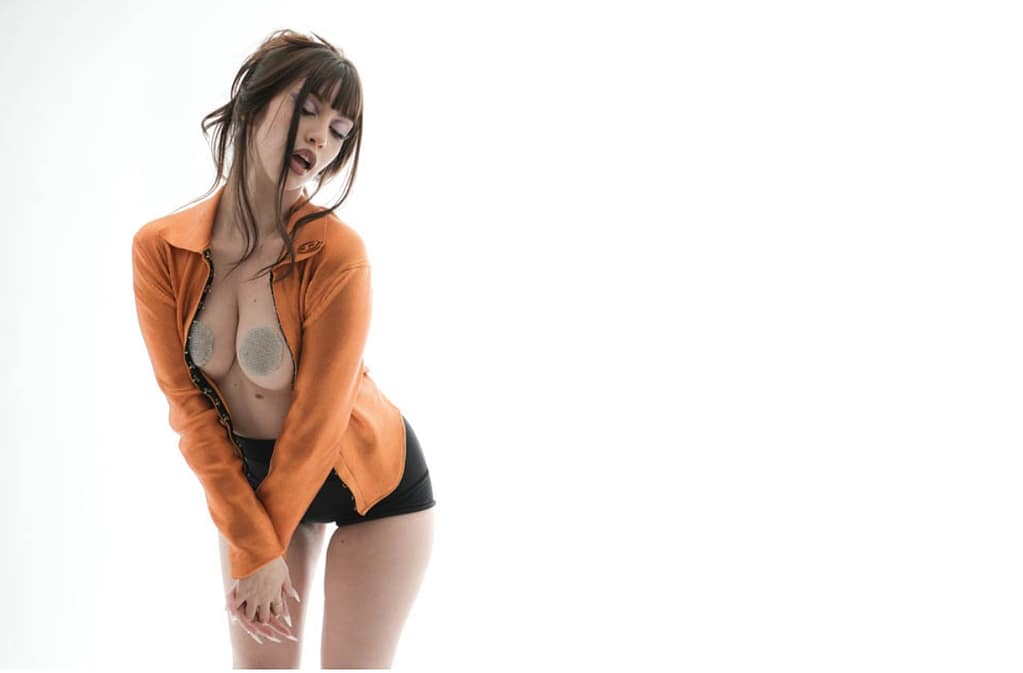 Six sex desnuda como la reina del ravetón que llegó para dinamitar la escena Cantantes desnudas 