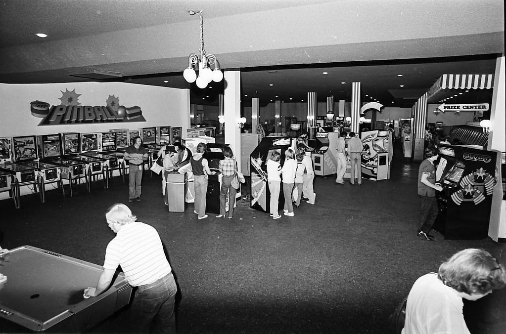 Los templos de neón: las salas recreativas como catedrales de los 80 CULTURA Y OPINIÓN