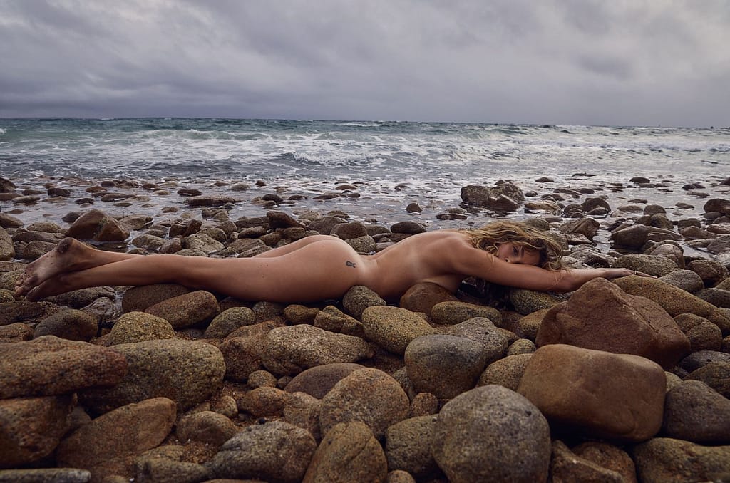 Nikki Hillier desnuda: musa nómada de luz y memorias suspendidas PIN-UPS PASSIONATTE 