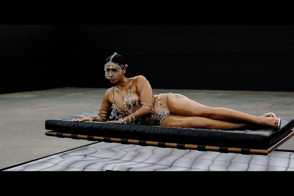 Sevdaliza desnuda se junta a Karol G Cantantes desnudas