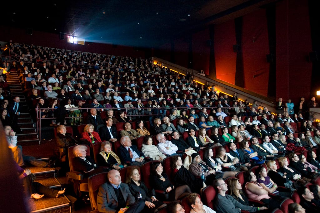 sala-de-cine-1024x683 La gran mentira de Netflix: cómo el streaming está asesinando al cine mientras presume de salvarlo