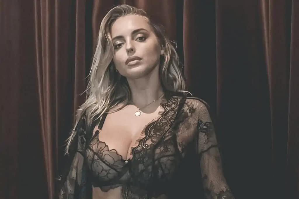 El cuerpo prestado: Luna Stevens y el simulacro sensual de Sydney Sweeney PIN-UPS PASSIONATTE 