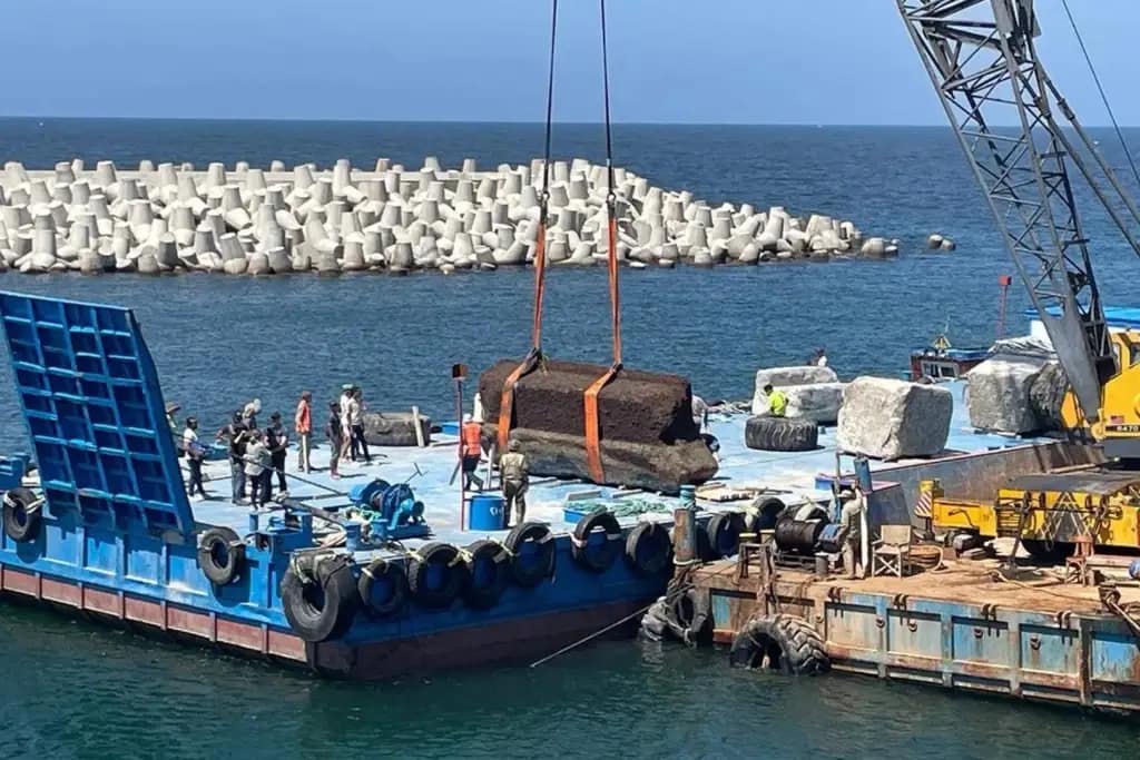 recuperacion-bloques-puerta-alejandria Arqueólogos descubren bajo el mar una entrada monumental del Faro de Alejandría: tiene 2.000 años, pesa 80 toneladas y será clave para su reconstrucción