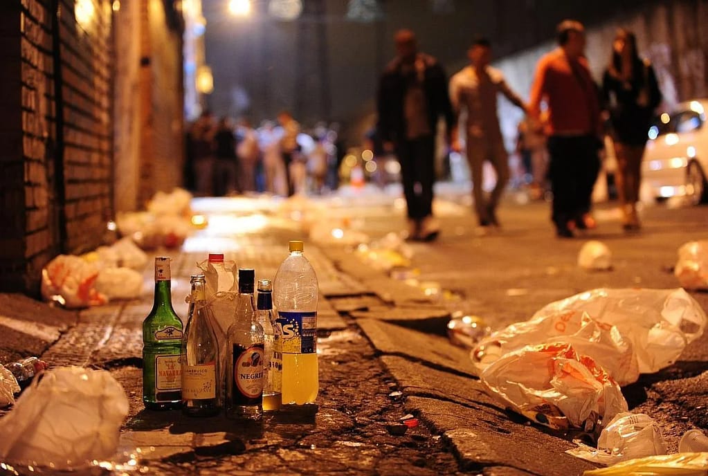 botellon-1190x800-1-1024x688 Pedro Sánchez y la trampa dorada del turismo: ¿España avanza o solo sirve copas al mundo?