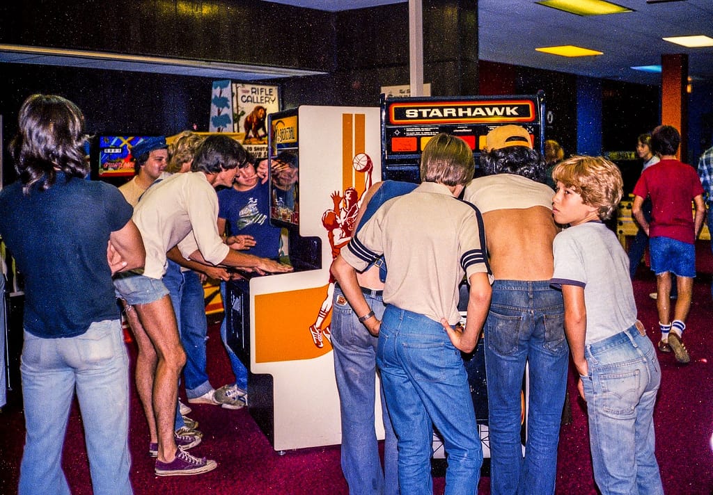 Los templos de neón: las salas recreativas como catedrales de los 80 CULTURA Y OPINIÓN