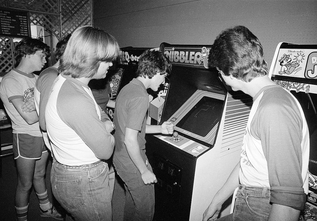 Los templos de neón: las salas recreativas como catedrales de los 80 CULTURA Y OPINIÓN