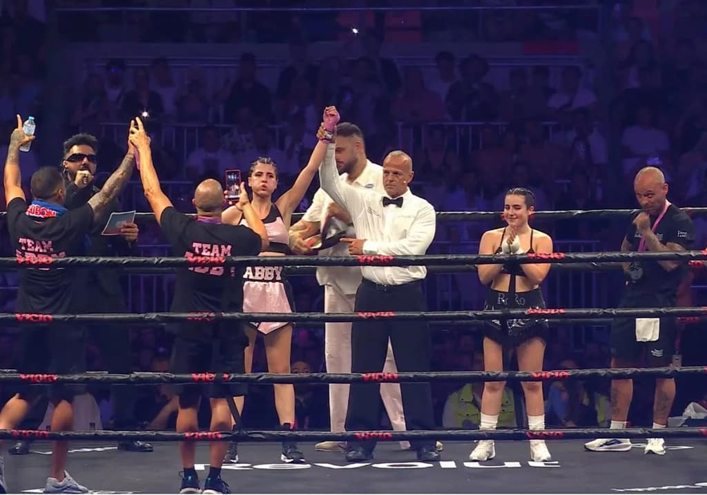 combate-abby-roro-Ri4X6hZG6B9Hll77wAiKUJK-1200x840@diario_abc-1024x717 La velada de los idiotas: un combate a muerte entre neuronas y cuentas bancarias (y ganaron las segundas)