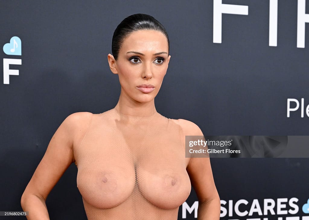 4-1024x732 Bianca Censori desnuda y su mundo en público por Kanye West