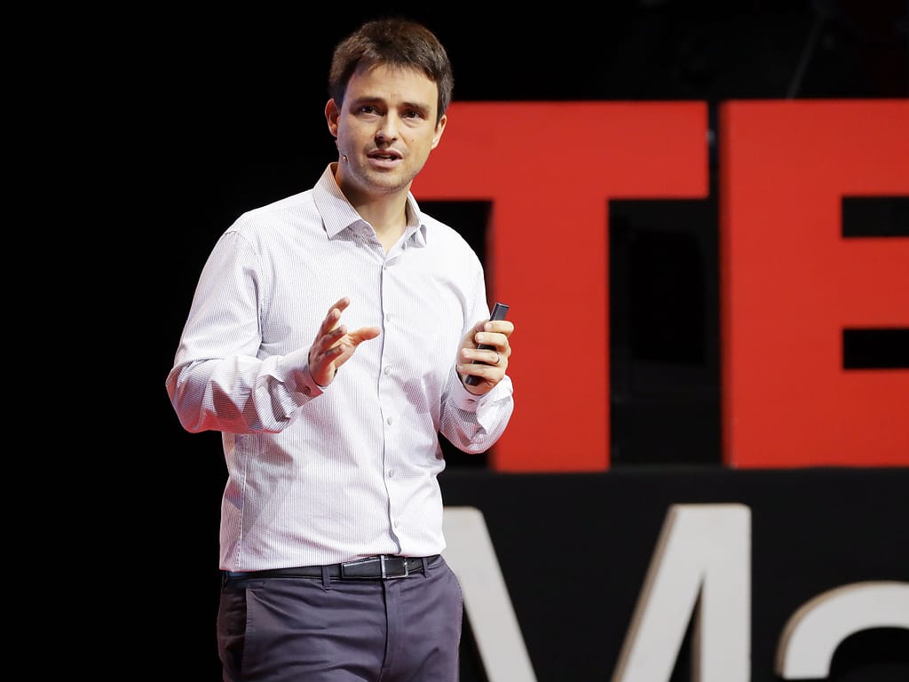 Alex Gómez y el umbral invisible: cuando la ciencia escucha lo que no puede tocar CULTURA Y OPINIÓN