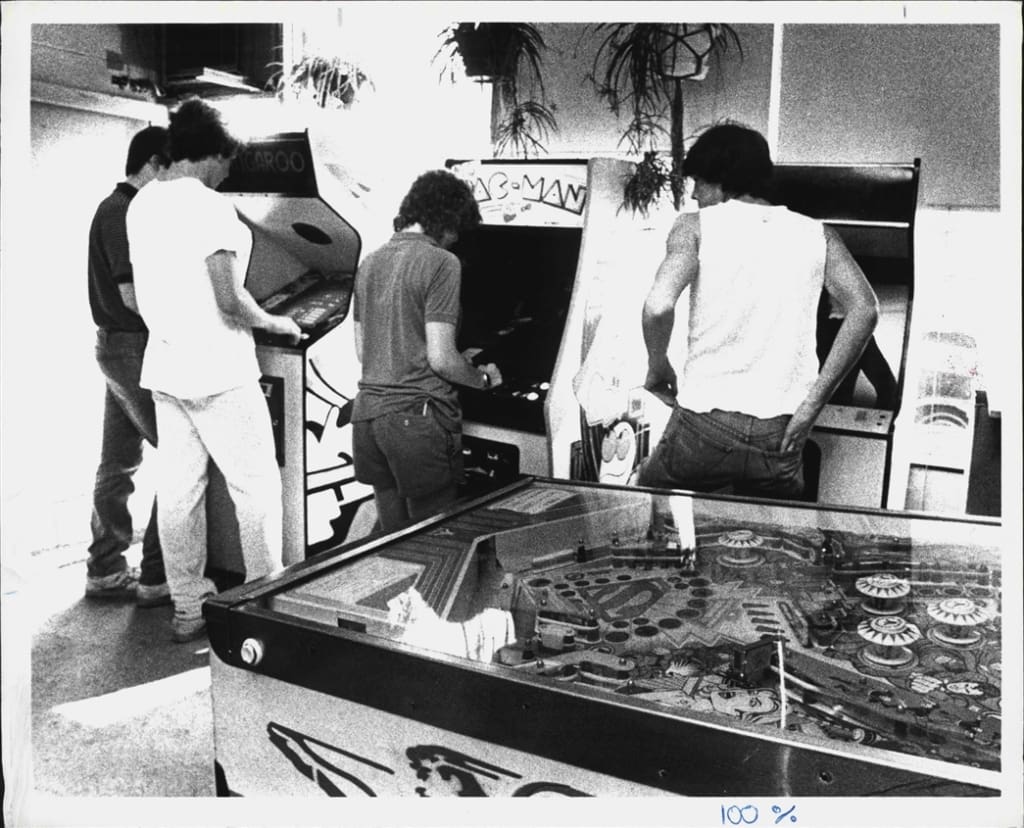 Los templos de neón: las salas recreativas como catedrales de los 80 CULTURA Y OPINIÓN