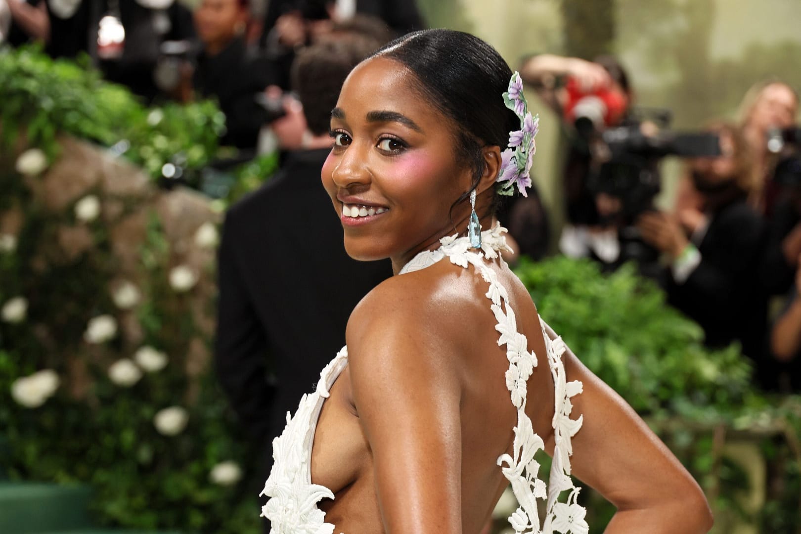 La actriz de 'The Bear' Ayo Edebiri carga contra Elon Musk por mentir sobre su participación en 'Piratas del Caribe': “Es un idiota” 1 ayo edebiri attends the 2024 met gala celebrating sleeping news photo 1715042417 scaled
