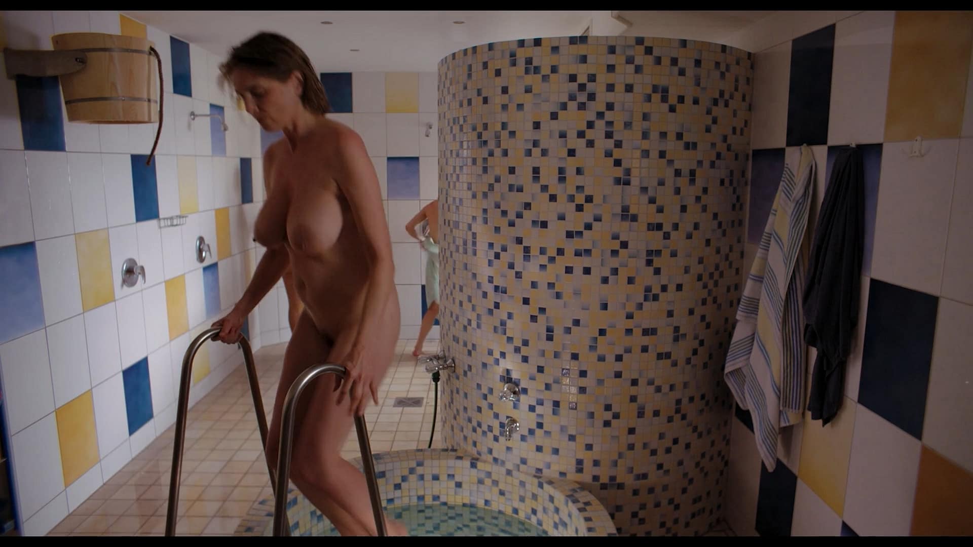 Desnudos de la película 'Ein Saunagang' (2021) Actrices desnudas
