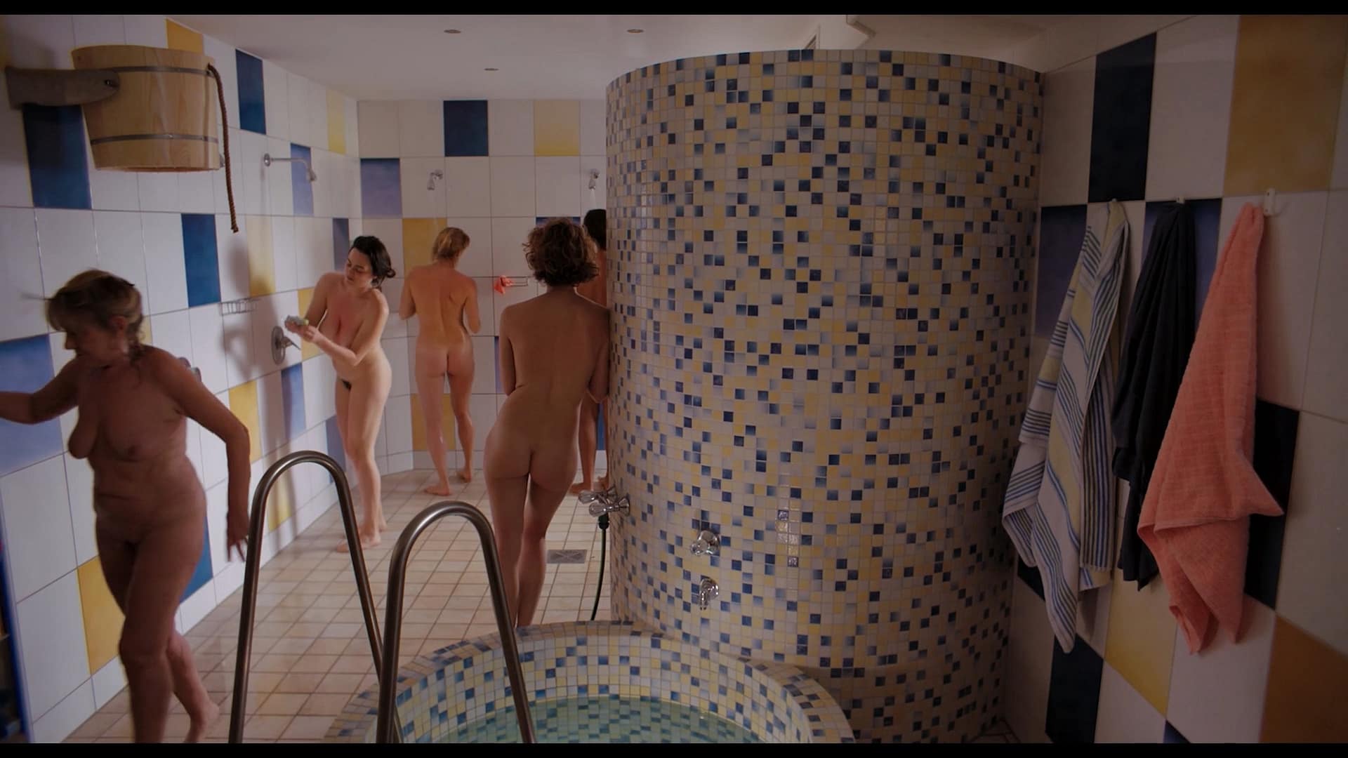 Desnudos de la película 'Ein Saunagang' (2021) Actrices desnudas