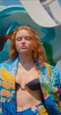 La intensidad carmesí al desnudo de Sadie Sink Actrices desnudas