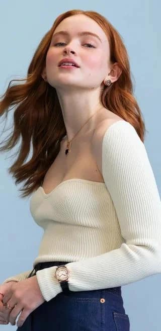 La intensidad carmesí al desnudo de Sadie Sink Actrices desnudas
