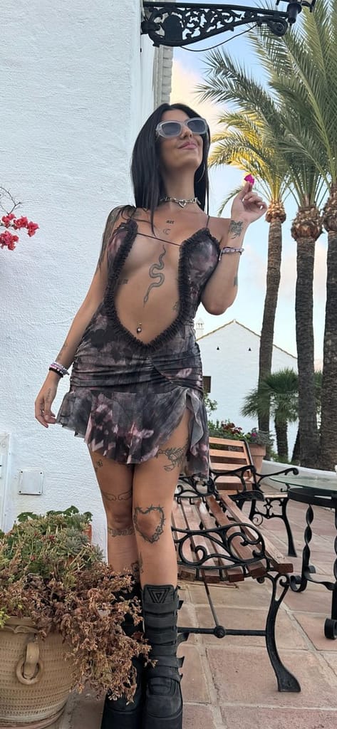 Naiara OT desnuda tatuajes, voz y poliamor Cantantes desnudas