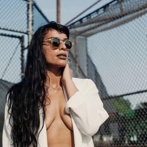 Sevdaliza desnuda se junta a Karol G Cantantes desnudas