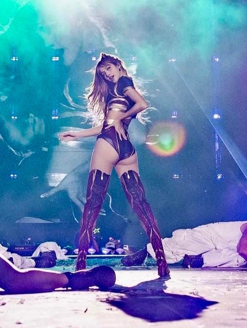 Lisa BlackPink desnuda maestría de movimiento y aura escénica Cantantes desnudas