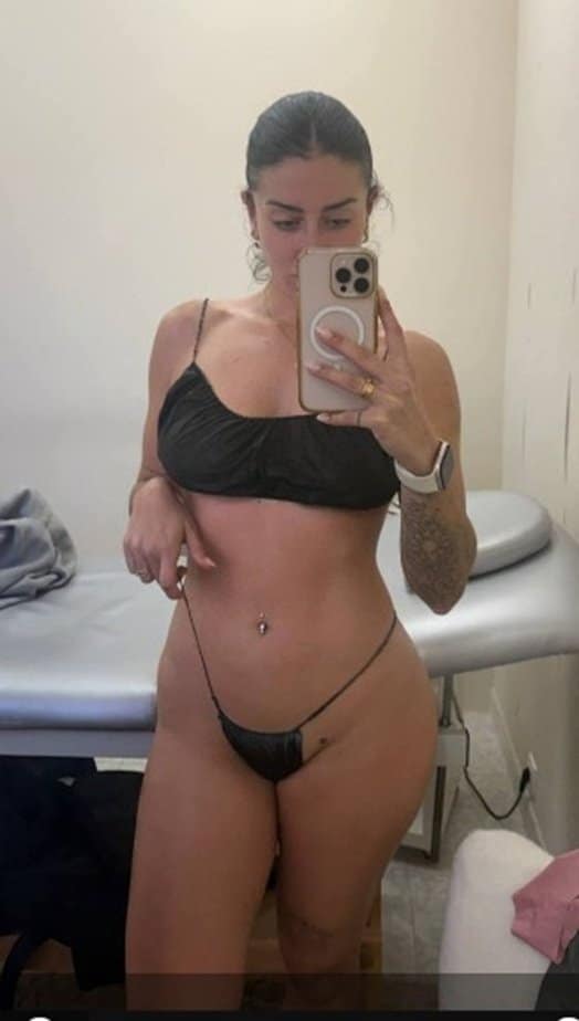 fativ-5426 Fati Vázquez desnuda como influencer, azafata del alma y mártir del helicóptero