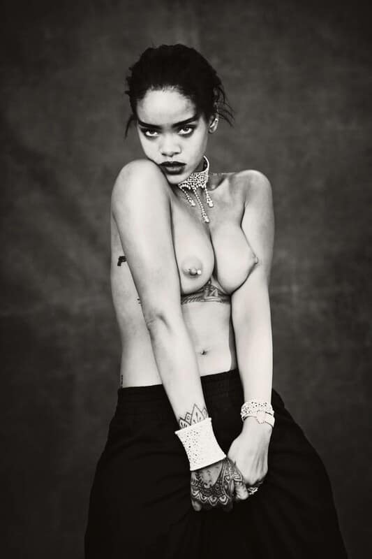 6lvcaxyi58pb Los desnudos de Rihanna, ebano y lencería marfil