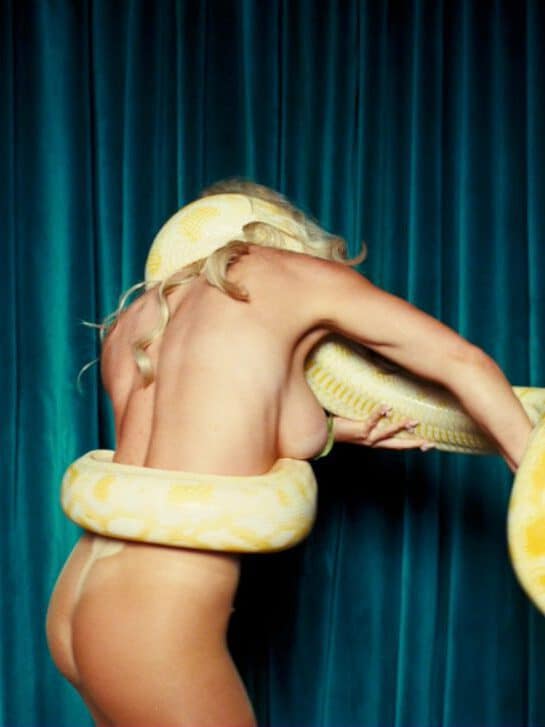 sydney-sweeney-nude-boobs-python-wrap-euphoria-002-edited Sidney Sweeney, Rosalía, Euphoria, desnudos y la pitón: cuando el exceso vuelve a ser arte pop