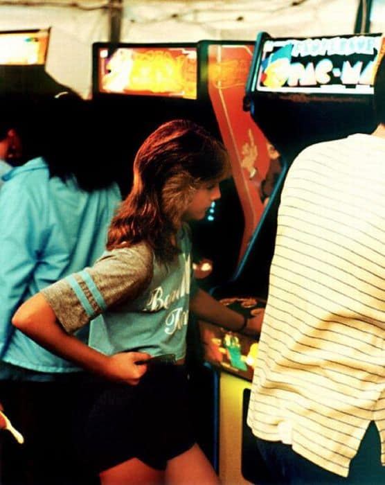 Los templos de neón: las salas recreativas como catedrales de los 80 CULTURA Y OPINIÓN