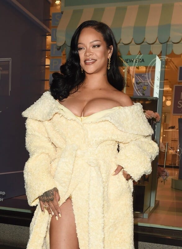 y584y80i7zjw Los desnudos de Rihanna, ebano y lencería marfil