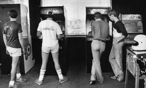 Los templos de neón: las salas recreativas como catedrales de los 80 CULTURA Y OPINIÓN