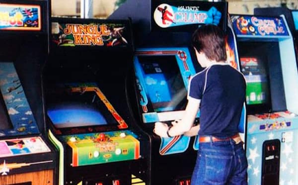 Los templos de neón: las salas recreativas como catedrales de los 80 CULTURA Y OPINIÓN