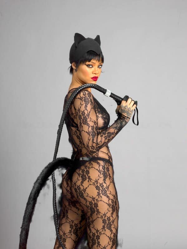 88rb0biqw9s3 Los desnudos de Rihanna, ebano y lencería marfil