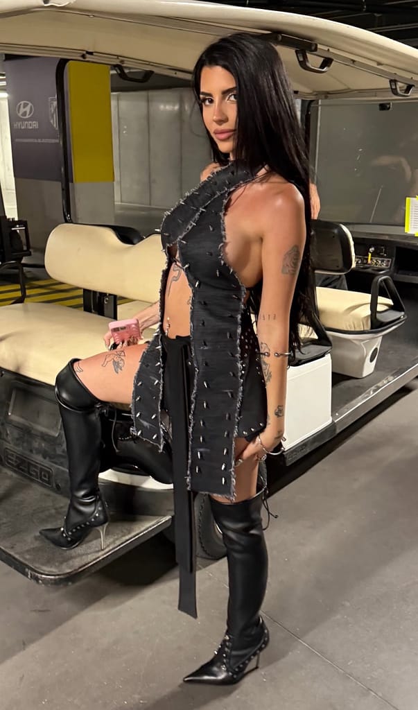 Naiara OT desnuda tatuajes, voz y poliamor Cantantes desnudas