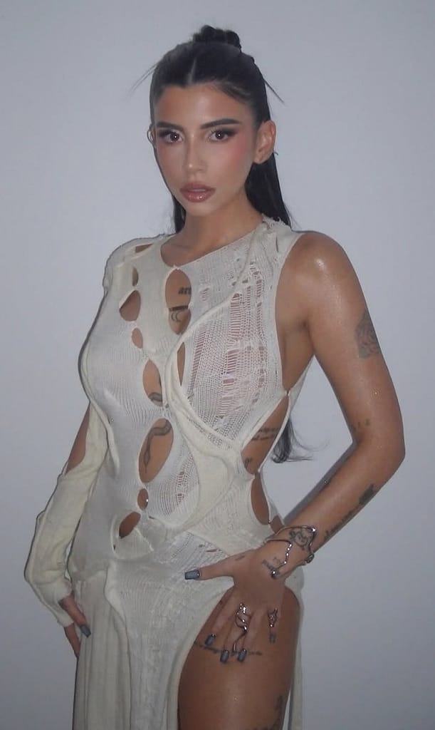 Naiara OT desnuda tatuajes, voz y poliamor Cantantes desnudas